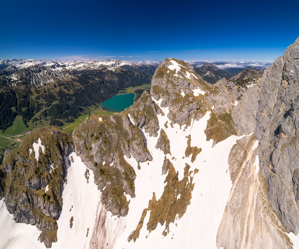 Lechtal, Türkiser Bergsee unter verschneiten Gipfeln, Frühling in den Hochalpen - Landschaftsfotografie Tirol