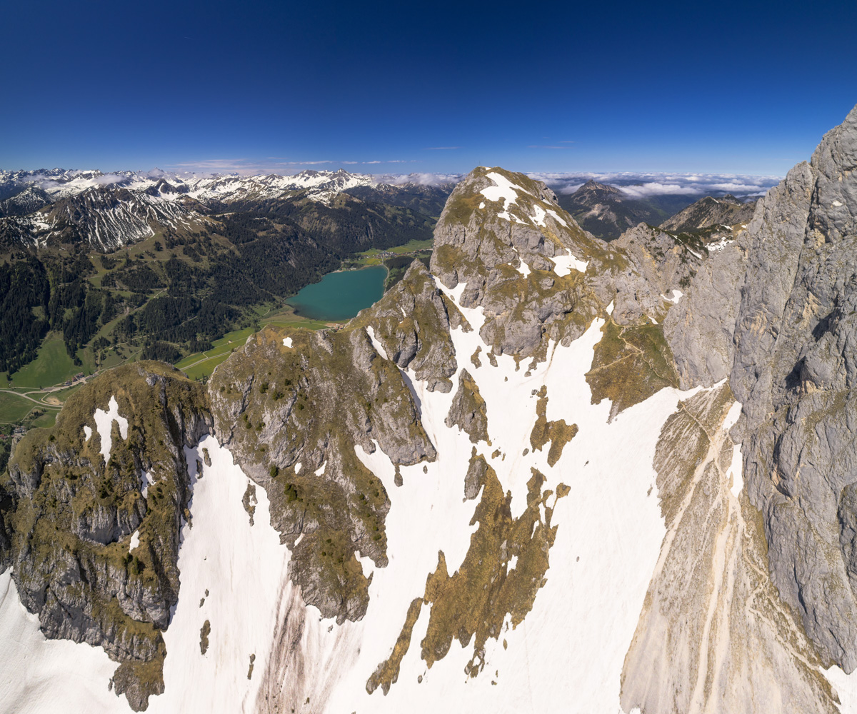 Fernpass und Hahntenjoch aus der Luft, Hochalpine Gipfel mit Bergsee im Frühling, Weites Alpenpanorama - Bergfotografie Tirol