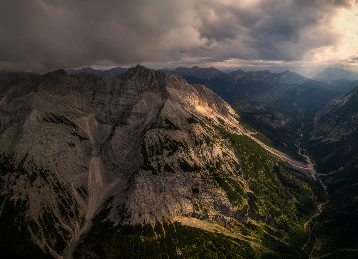 Mittenwald, Karwendel-Felswand im Gewitterlicht, Dramatischer Sonnenaufgang - Landschaftsfotografie Oberbayern