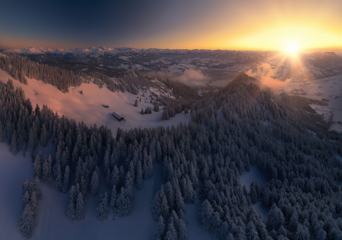 Grünten Sonnenuntergang im Winterzauber, Verschneite Tannen mit Sonnenstern bei Kranzegg, Warmes Alpenglühen