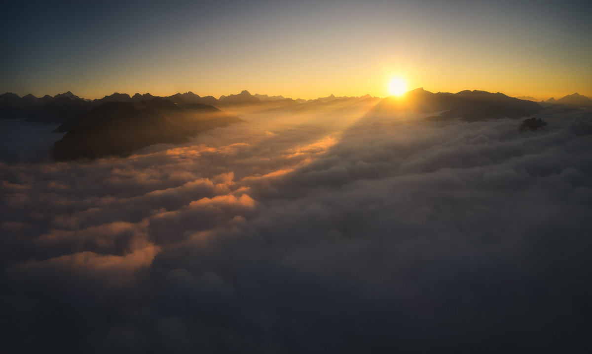 Nebelmeer über Oberstdorf im Herbst, Sonnenuntergang über der Allgäuer Bergkette, Goldenes Abendlicht - Bergfotografie Allgäu