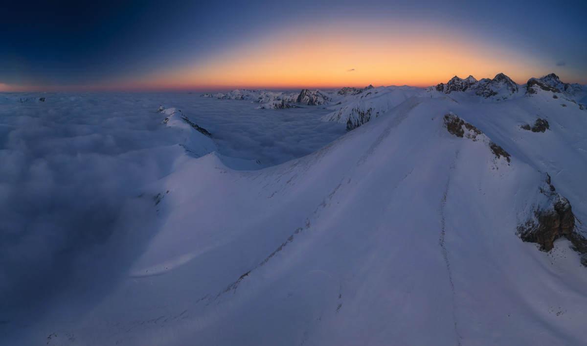 Einödsbach, Verschneite Berggrate über dem Wolkenmeer bei Sonnenuntergang mit Alpenglühen, Wintermagie - Bergfotografie