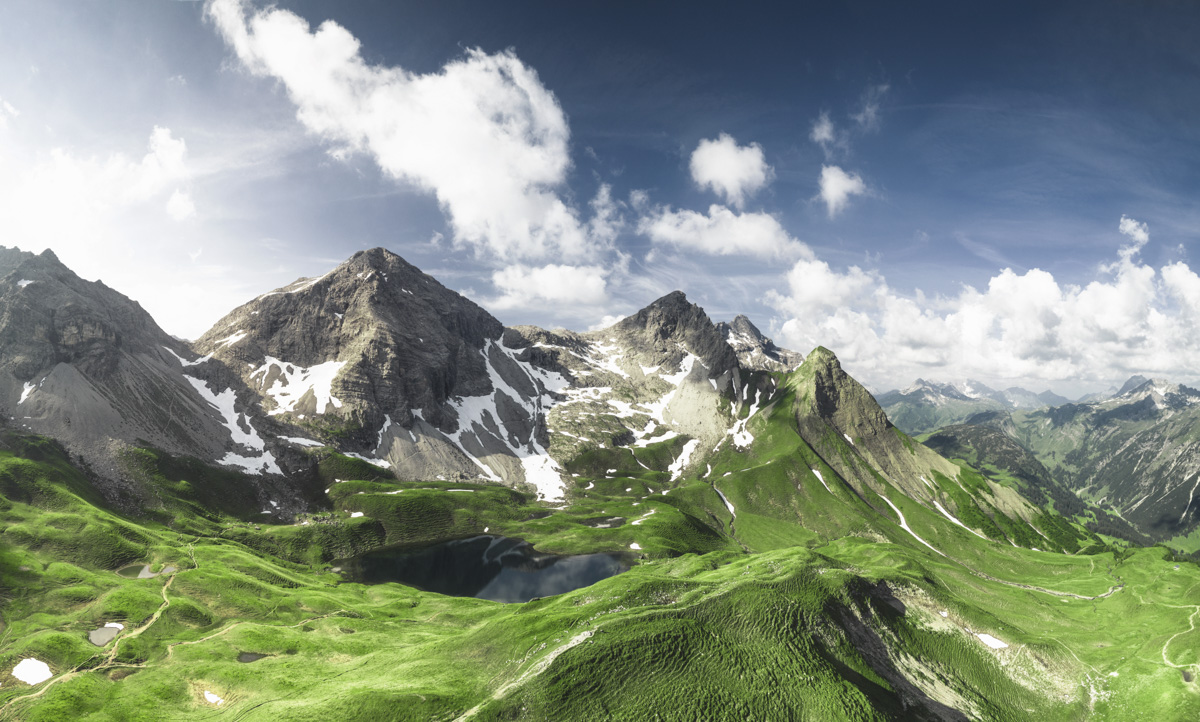 Oberstdorf, Rappenkopf und Linkerskopf im Frühlingsnebelmeer, Grüne Almwiesen über den Wolken - Landschaftsfotografie Allgäu