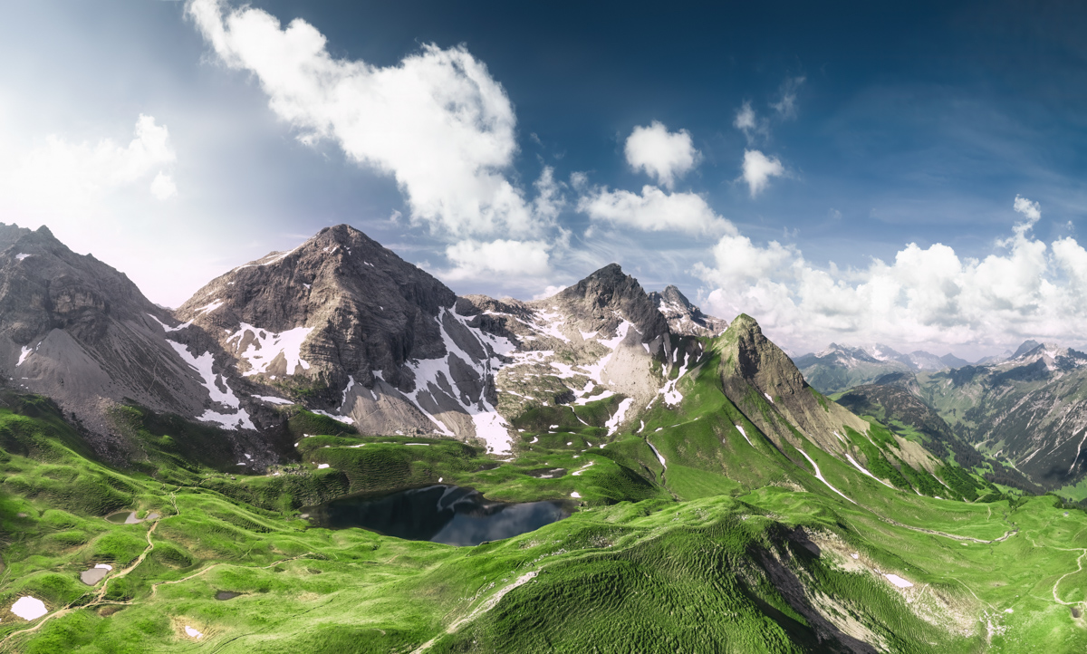 Oberstdorf, Rappensee mit Rappenkopf und Linkerskopf, Frühlingspanorama über saftig grünen Almwiesen - Landschaftsfotografie