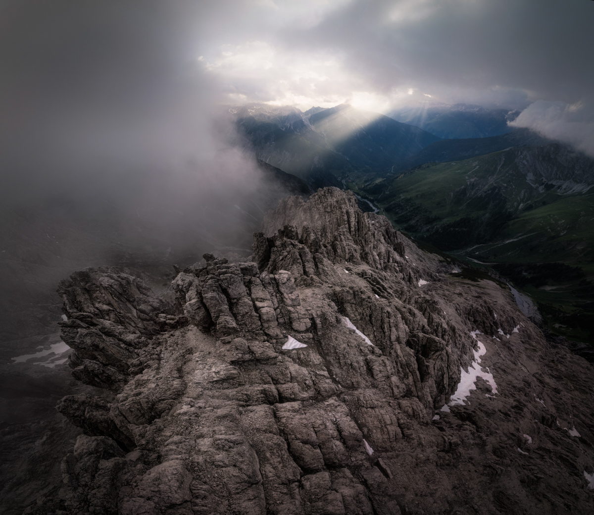 Lechtal, Felsgipfel in Wolken und Nebel, Gewitterstimmung Hochalpen - Landschaftsfotografie Tirol