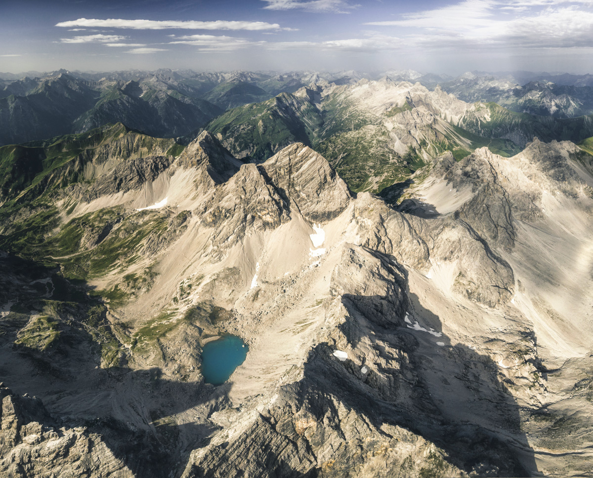 Oberstdorf Hochalpen, Weites Bergpanorama mit Hermannskarsee, Krottenspitze und Höfats, Sommertag - Bergfotografie Allgäu