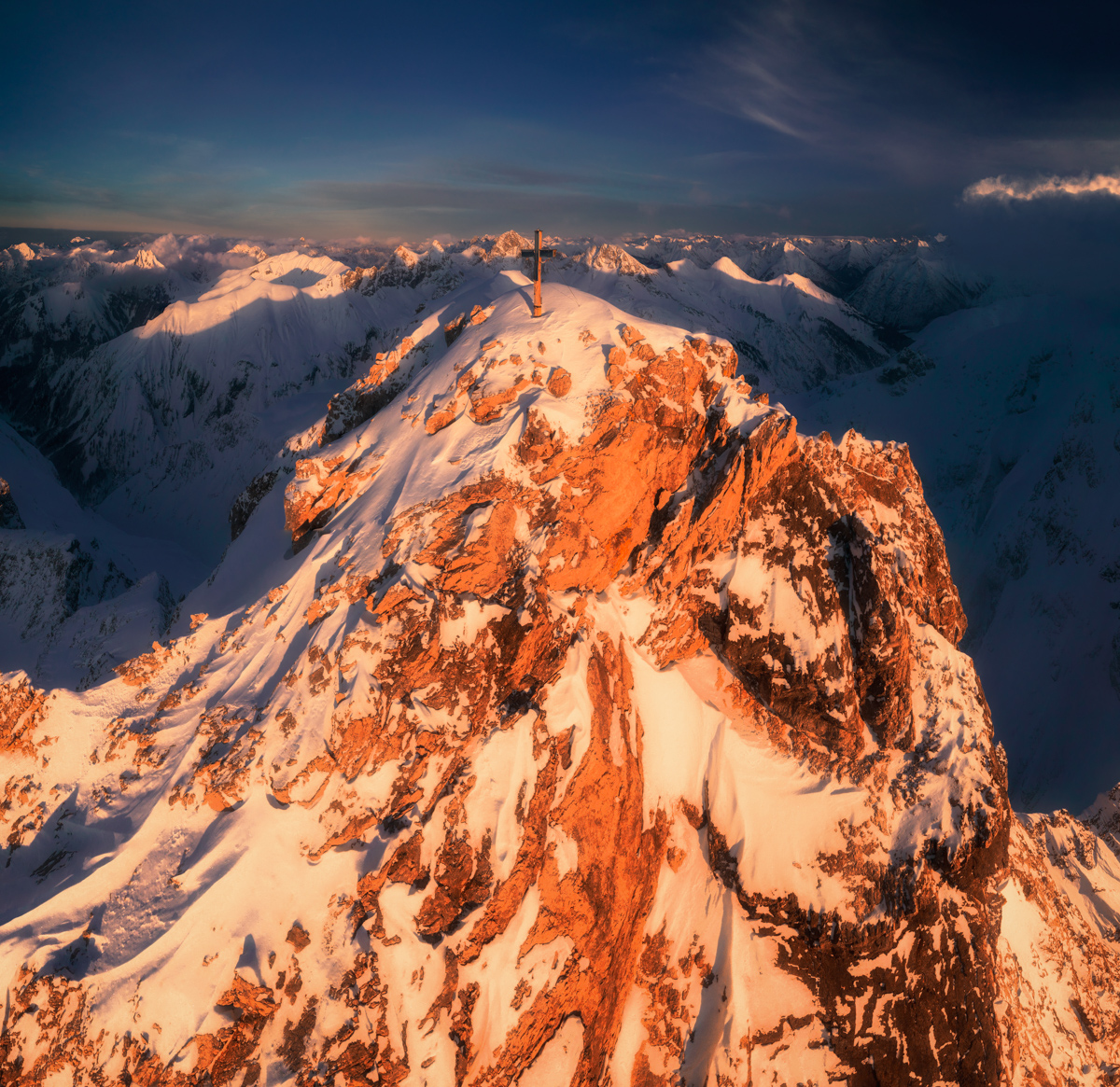 Oberstdorf, Trettach-Gipfelkreuz im Alpenglühen, Winterlicher Sonnenuntergang - Landschaftsfotografie Allgäu