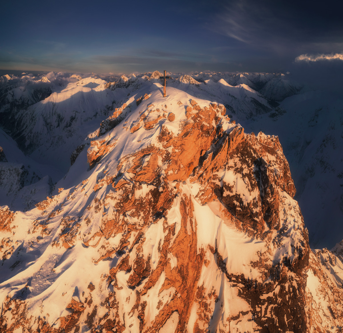 Trettach, Gipfelkreuz im goldenen Alpenglühen über verschneiten Hochalpen, Weihnachtsstimmung - Bergfotografie Allgäu