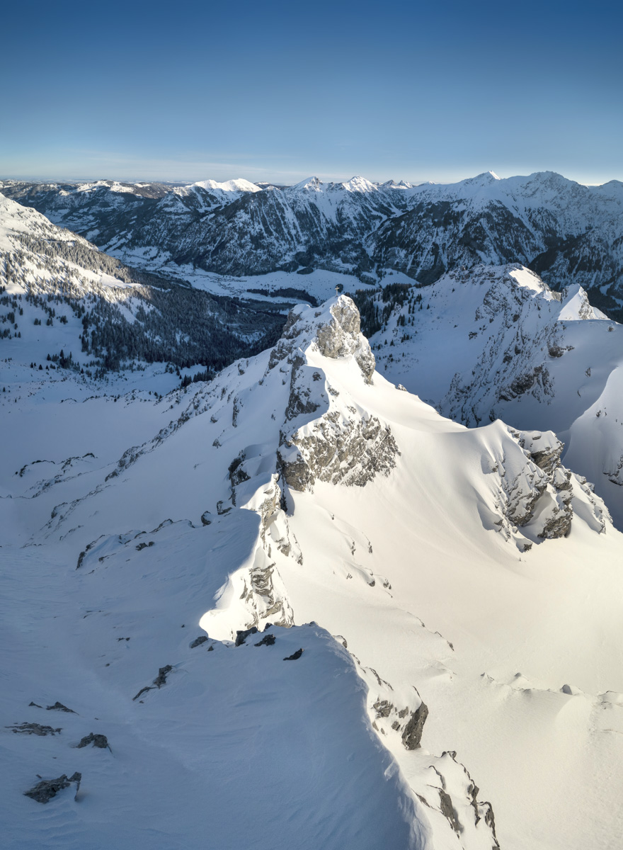 Kleiner Daumen, Verschneiter Felsgipfel über winterlichem Hintersteiner Tal mit Bergpanorama, Winterzauber - Bergfotografie