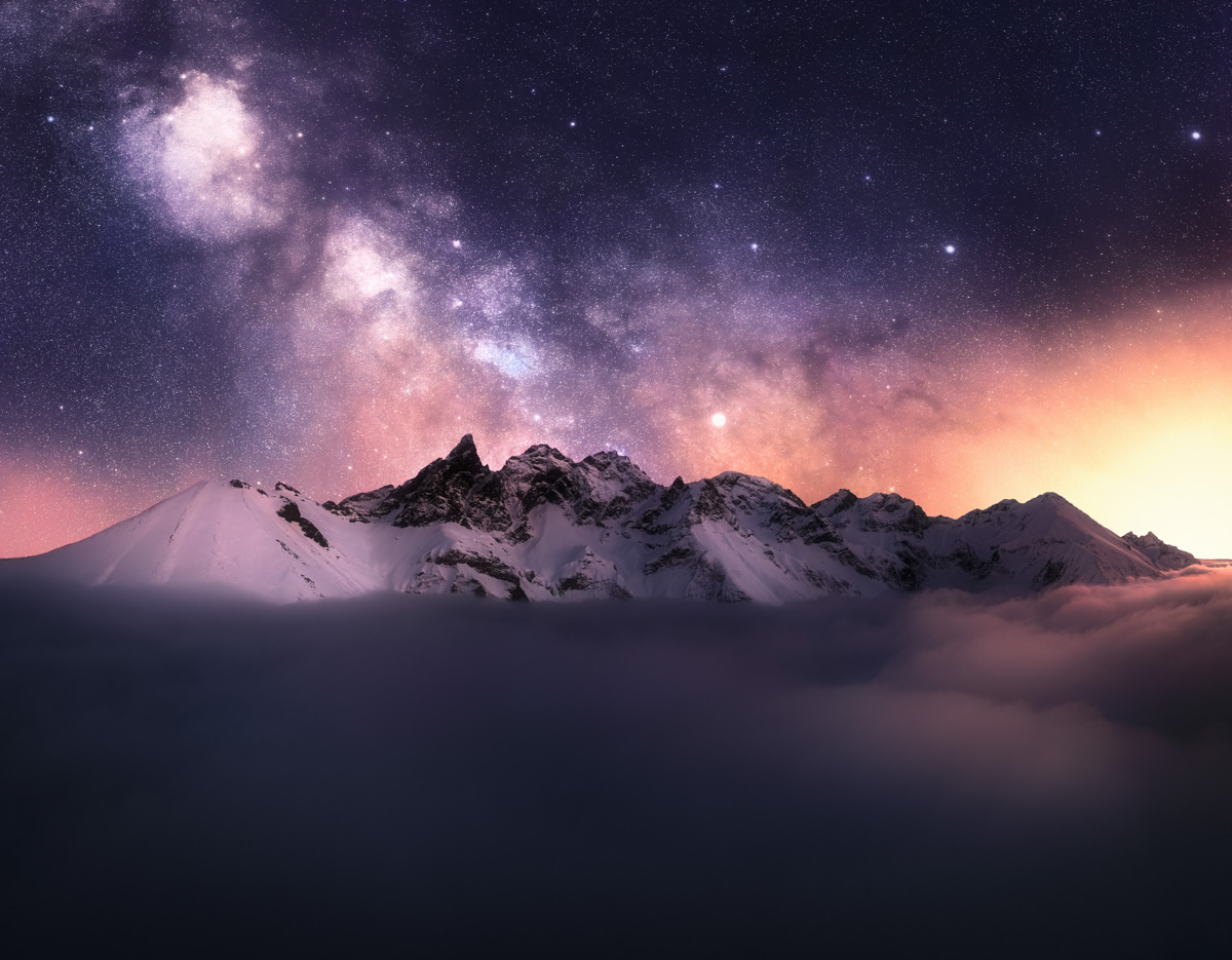 Oberstdorf Hochalpen, Milchstraße über verschneiten Gipfeln und Wolkenmeer bei Nacht, Astrofotografie - Bergfotografie Allgäu