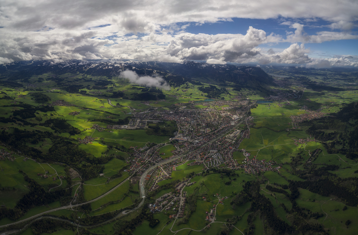 Grünten, Weites Sommerpanorama über Sonthofen mit grünen Wiesen und Alpenkette, Sommertag - Landschaftsfotografie Allgäu
