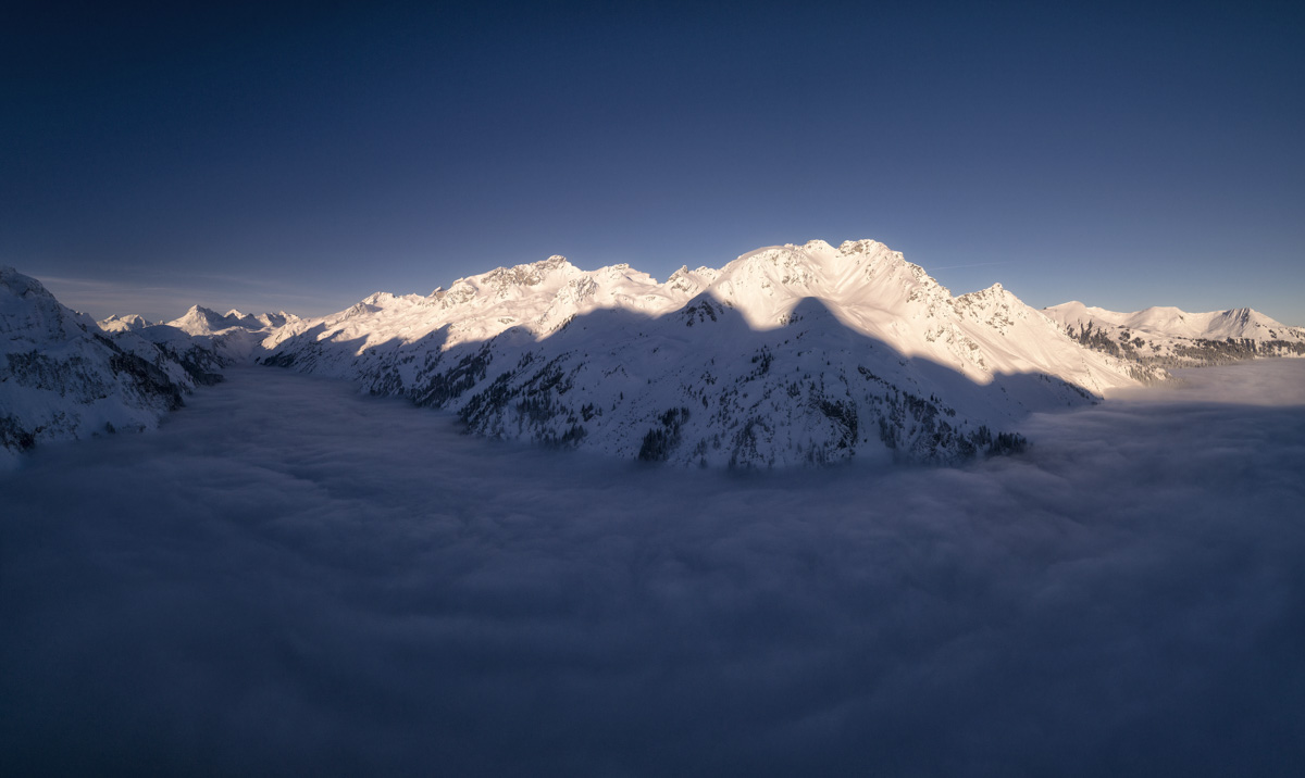 Trettach Einödsbach, Verschneite Hochfrott und Mädelegabel über dichtem Wolkenmeer, Winterstille - Bergfotografie Allgäu