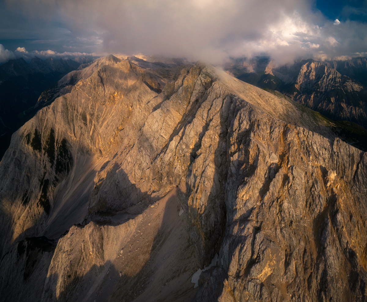 Lechtal, Massive Felswand im warmen Abendlicht, Sommer in den Hochalpen - Landschaftsfotografie Tirol