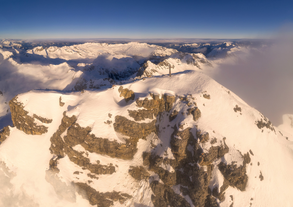 Hinterstein Hochalpen, Gipfelkreuz auf verschneitem Giebel mit Schneck und Hochvogel im Sonnenlicht, Winterglanz