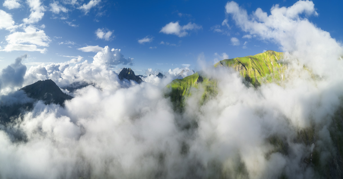 Höfats, Legendärer Gipfel ragt aus Wolkenmeer mit leuchtend grünen Almwiesen, Sommerzauber - Bergfotografie Allgäu