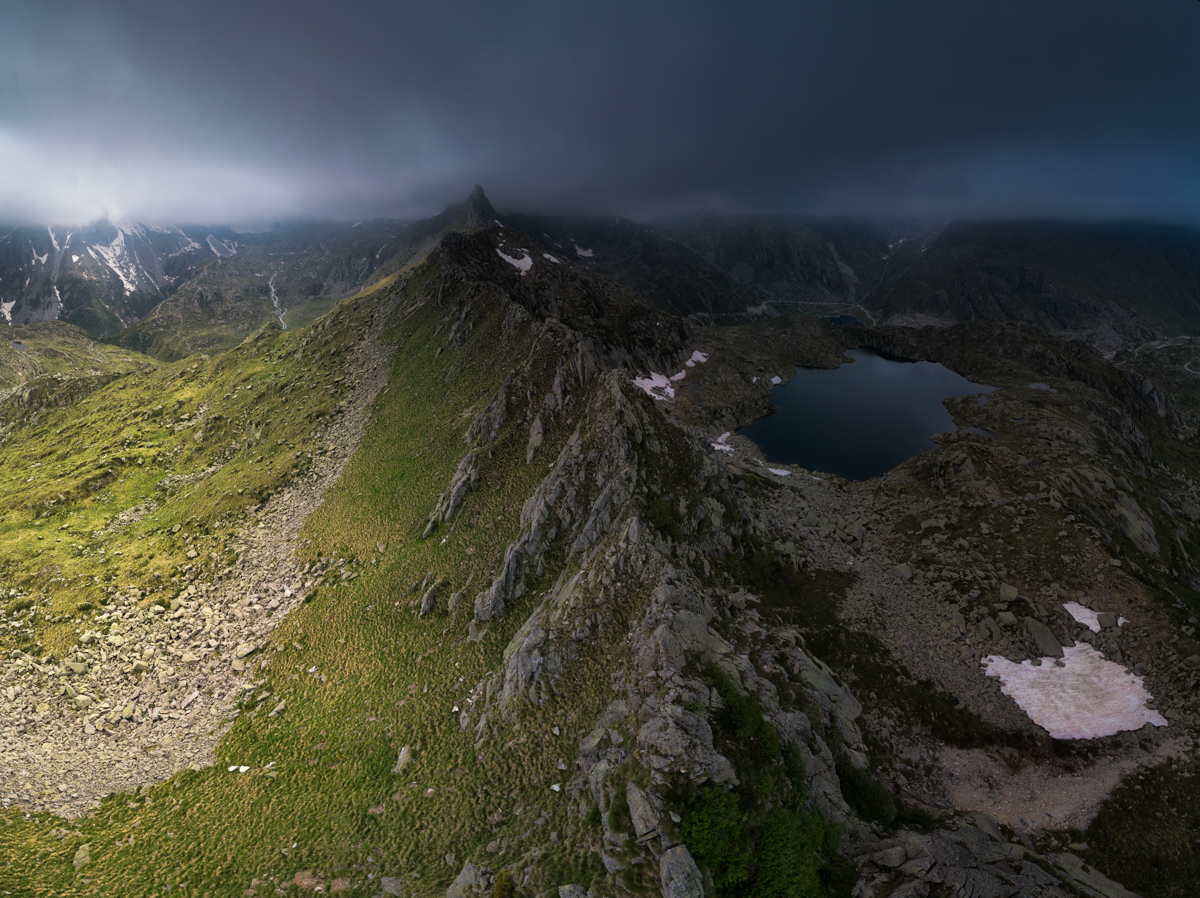Dolomiten, Bergsee und Grat in der Gewitterstimmung, Dramatische Hochgebirgslandschaft - Landschaftsfotografie Südtirol