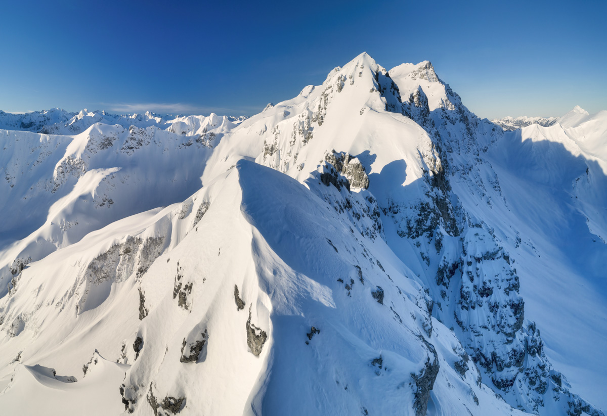 Kleiner Daumen, Tief verschneite Gipfelgrate am Hindelanger Klettersteig unter blauem Himmel, Winterpracht - Bergfotografie