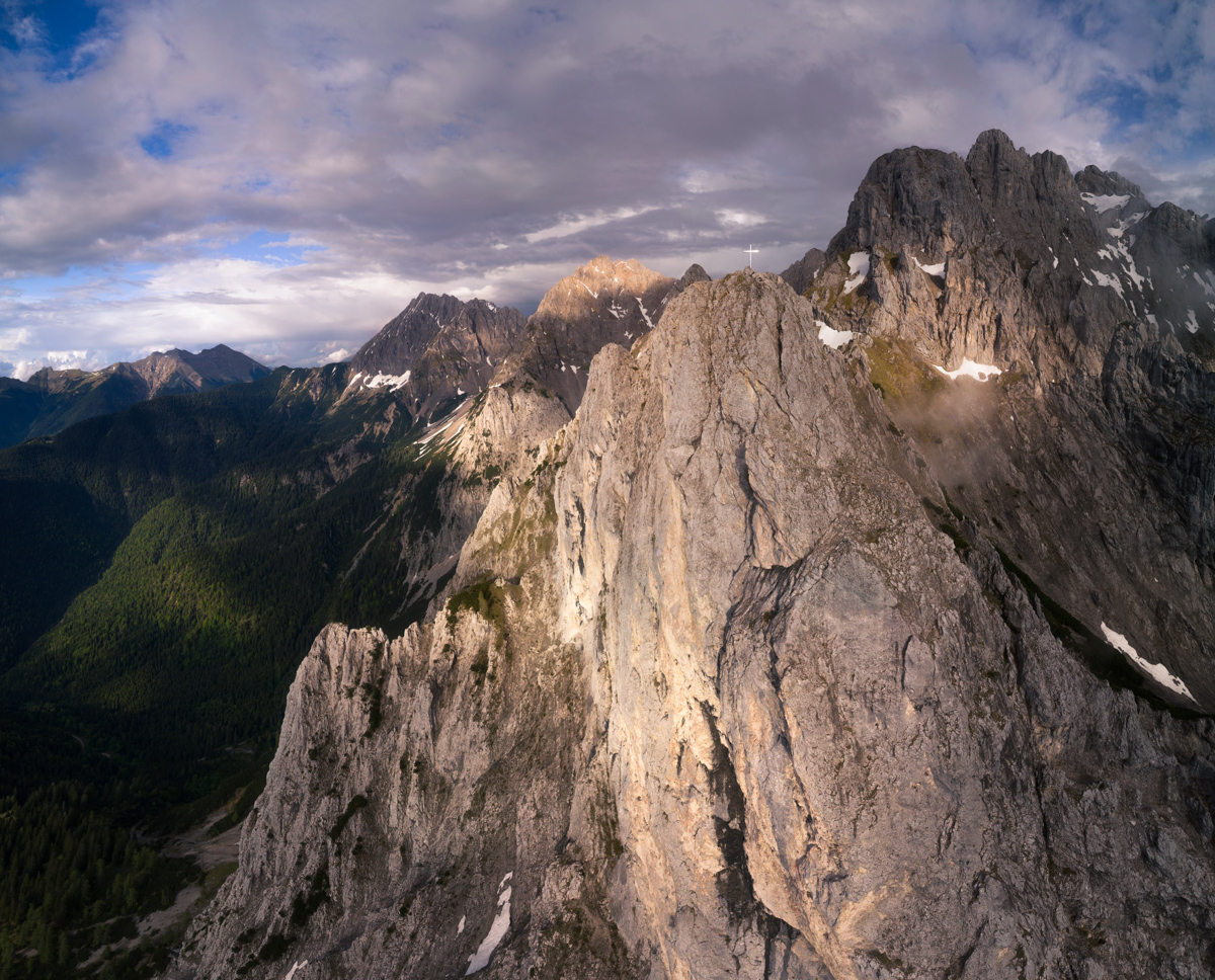 Mittenwald, Karwendel-Felswand mit Gipfelkreuz, Sommerlicher Sonnenuntergang - Landschaftsfotografie Oberbayern