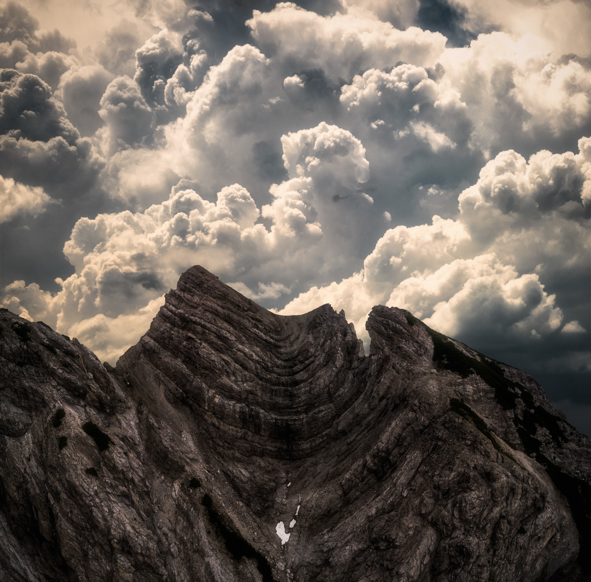 Lechtal, Geschichteter Felsgipfel unter Gewitterwolken, Hochalpine Dramatik - Landschaftsfotografie Tirol