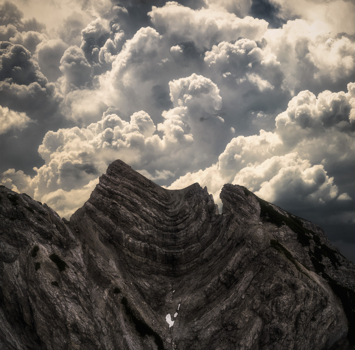 Fernpass Hahntenjoch, Geschichteter Felsgipfel unter gewaltigen Cumuluswolken, Sommerdramatik - Bergfotografie Tirol
