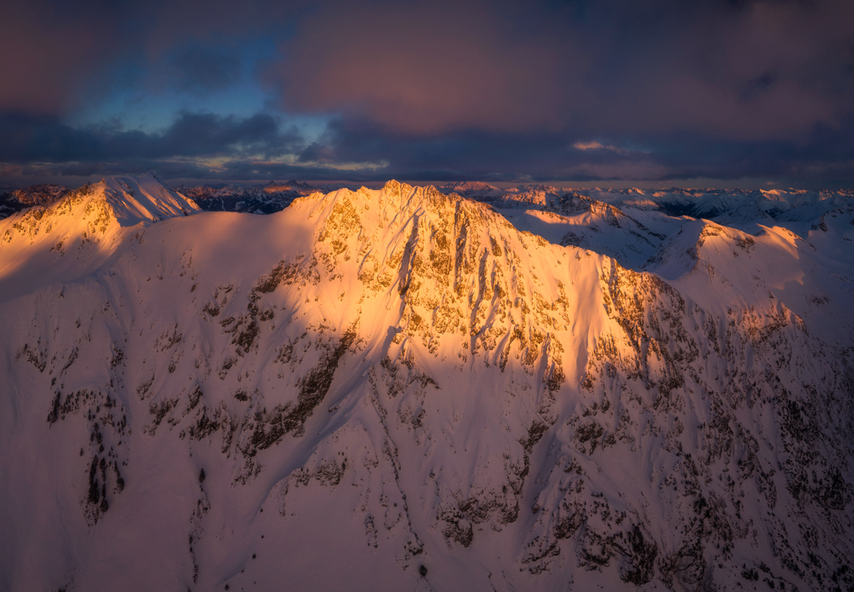 Hinterstein, Verschneiter Bergrücken im Alpenglühen, Dramatischer Winterabend - Landschaftsfotografie Allgäu