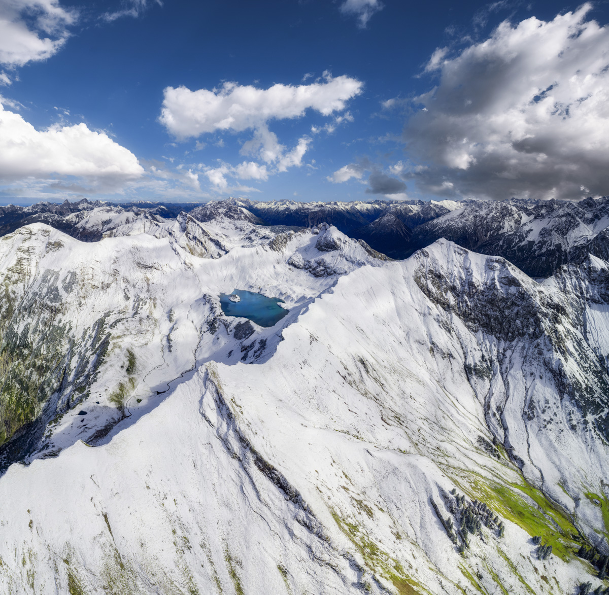 Schrecksee, Legendärer Bergsee im ersten Schnee mit Ponten und Bschießer unter blauem Himmel, Wintermagie - Bergfotografie