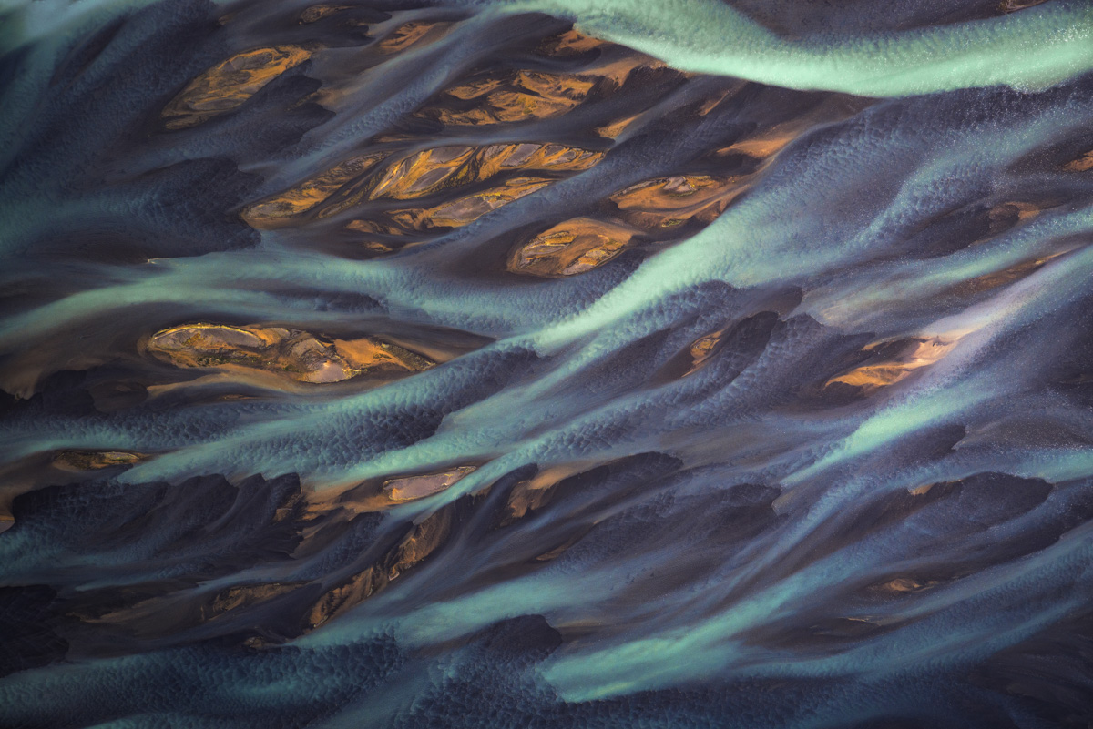 Gletscherfluss-Mäander, Goldene Sandinseln in milchig-blauen Strömen, Abstrakt - Kunstfotografie Island