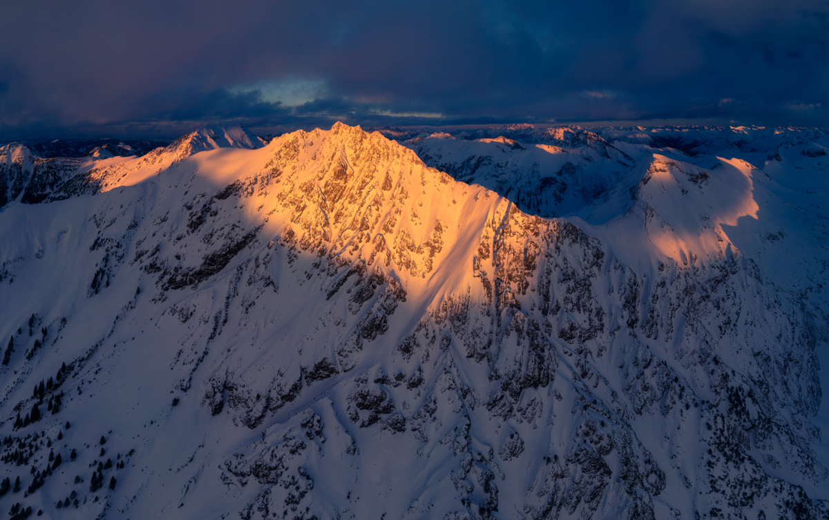 Hinterstein, Goldenes Alpenglühen auf verschneitem Bergrücken, Winterdämmerung Allgäu - Landschaftsfotografie Allgäu