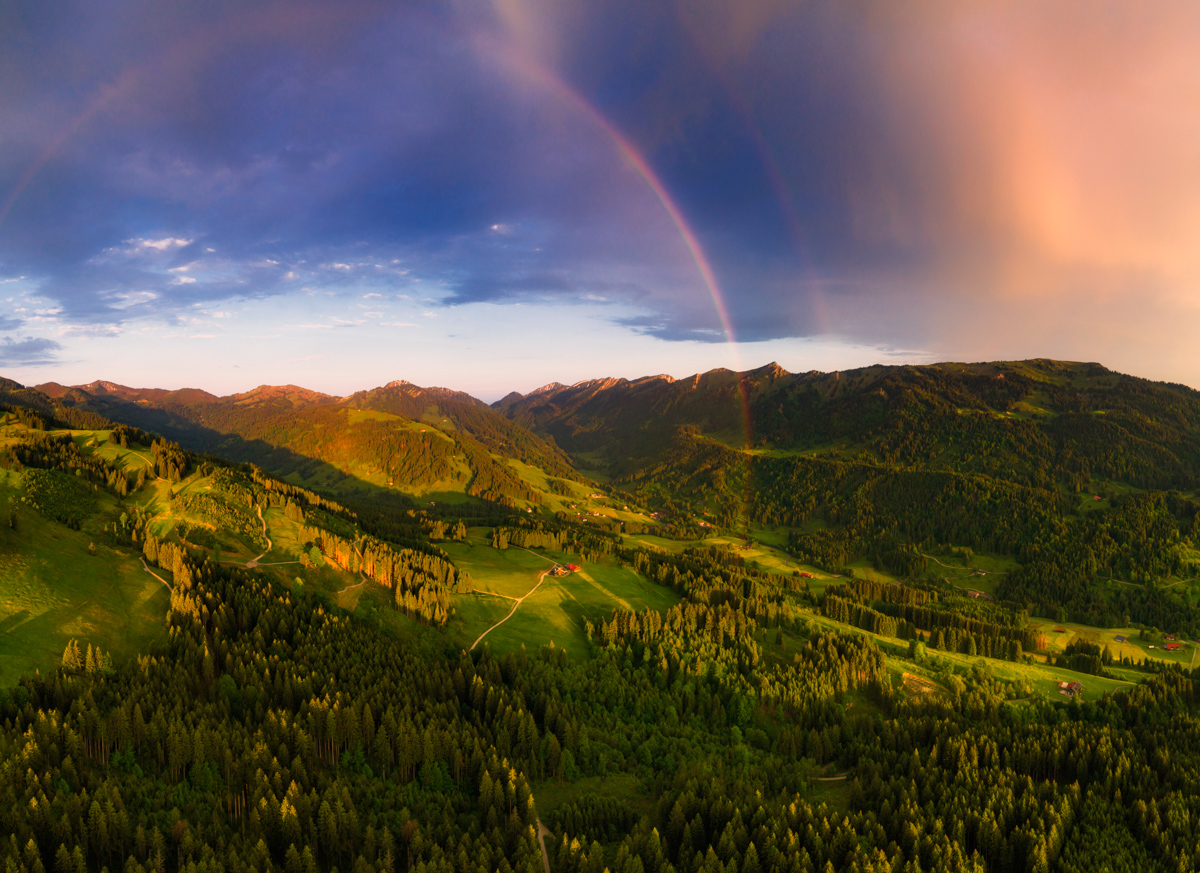 Ofterschwang, Doppelter Regenbogen am Sonnenaufgang, Gunzesried - Landschaftsfotografie Oberallgäu