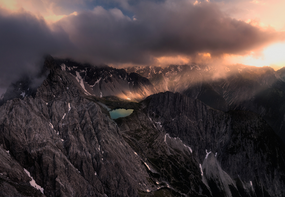 Lechtal, Hochalpiner Bergsee im Abendlicht, Dramatische Wolkenstimmung - Landschaftsfotografie Tirol