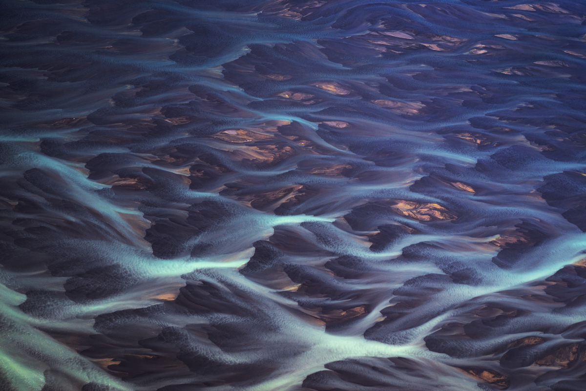 Gletscherfluss-Geflecht, Endlose Wasseradern im dunklen Hochland, Mystisch - Abstrakte Naturfotografie Island