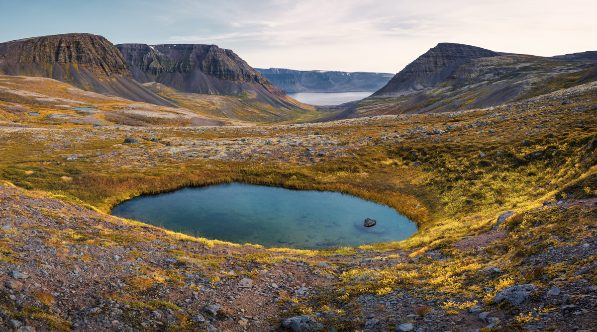 Westfjorde Bergsee, Goldene Herbstlandschaft zwischen schroffen Tafelbergen, Panorama - Landschaftsfotografie Island