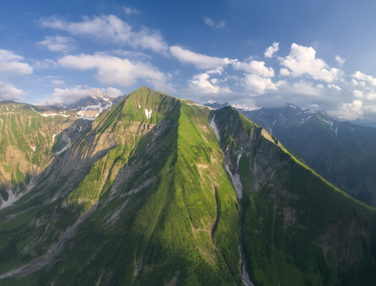 Krottenkopf, Grüner Berggipfel mit Schneeresten im Sommerlicht bei Oberstdorf, Frühling - Bergfotografie Allgäu