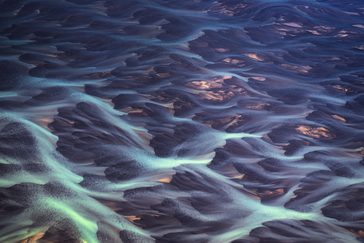 Gletscherfluss bei Nacht, Tiefblaues Wassernetz mit goldenen Lichtpunkten, Dunkel - Abstrakte Naturfotografie Island