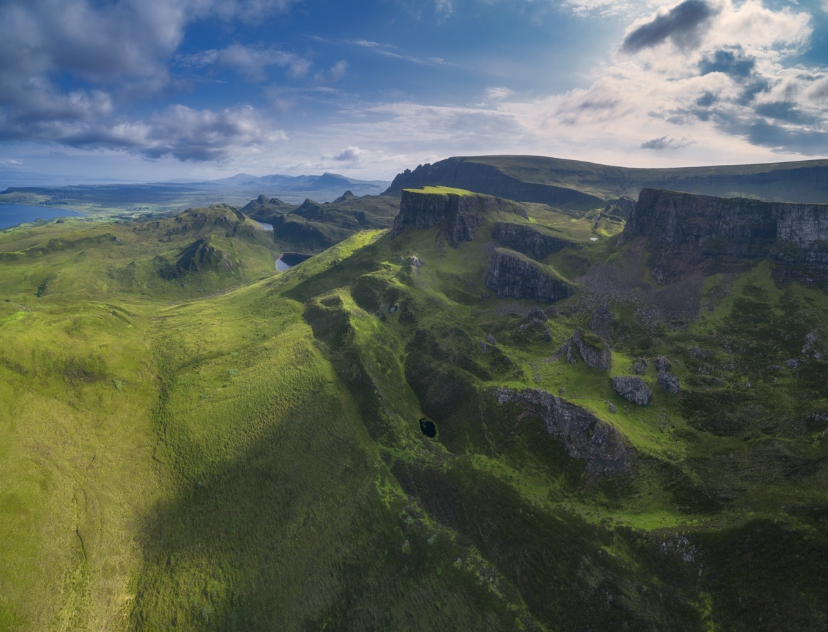 Quiraing Hochebene Isle of Skye, Grünes Plateau mit Basaltklippen und Meerblick, Sonnige Highlands-Landschaft