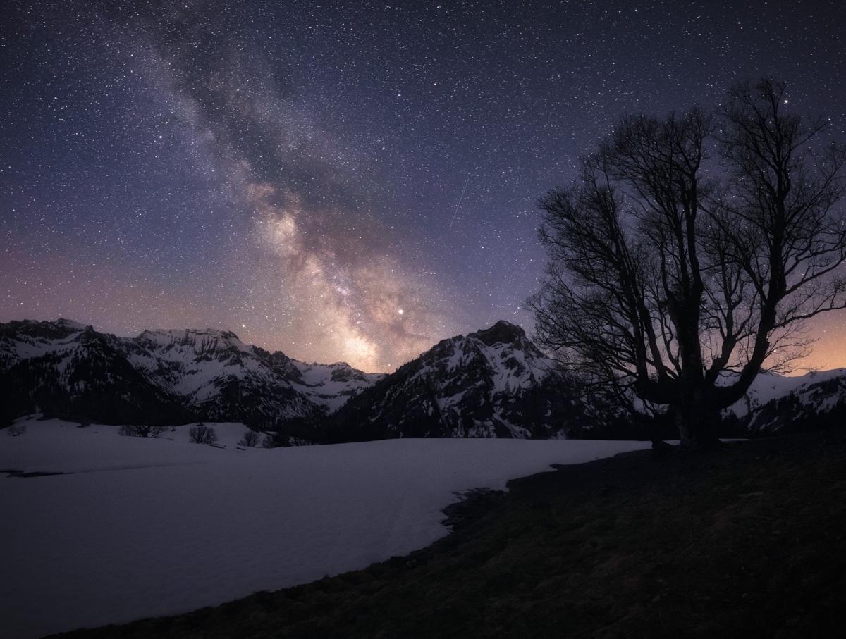 Hinterstein, Milchstraße über verschneiten Allgäuer Alpen in klarer Winternacht, Nacht - Astrofotografie Allgäu