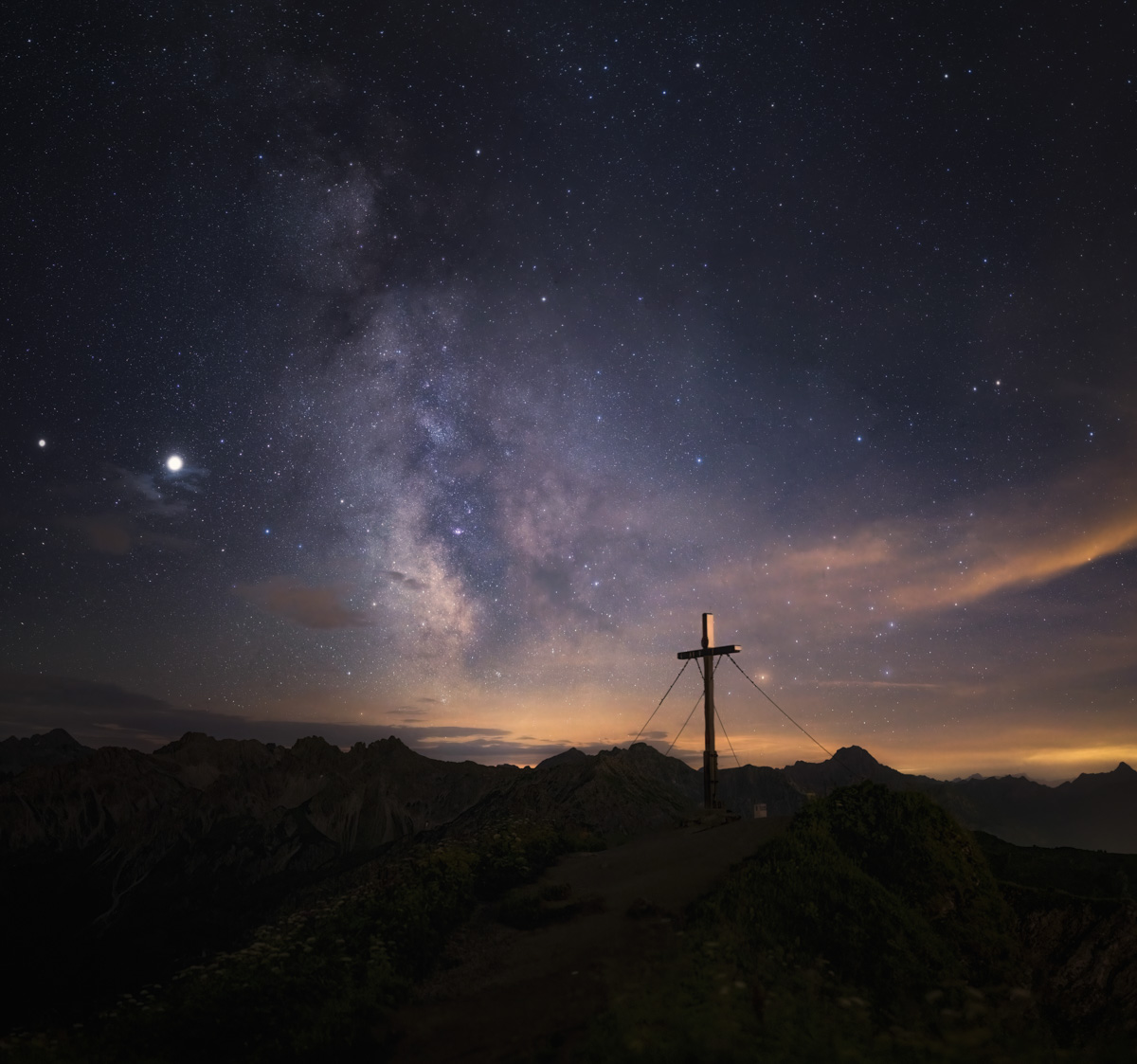 Oberstdorf, Milchstraße über dem Gipfelkreuz mit Bergpanorama, Nacht - Astrofotografie Allgäu