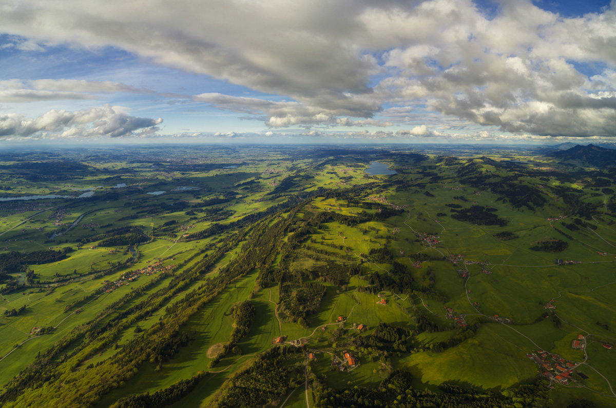 Rettenberg, Grünes Alpenvorland mit Seen und Dörfern am Falkenstein, Sommer - Landschaftsfotografie Allgäu
