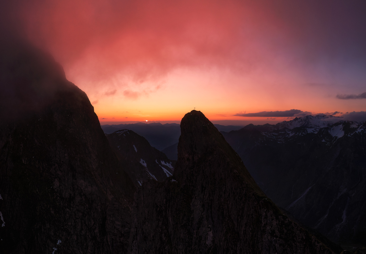 Höfats Sonnenuntergang, Dramatische Silhouette mit Gipfelkreuz im signalroten Himmel, Glutroter Abend - Bergfotografie Allgäu