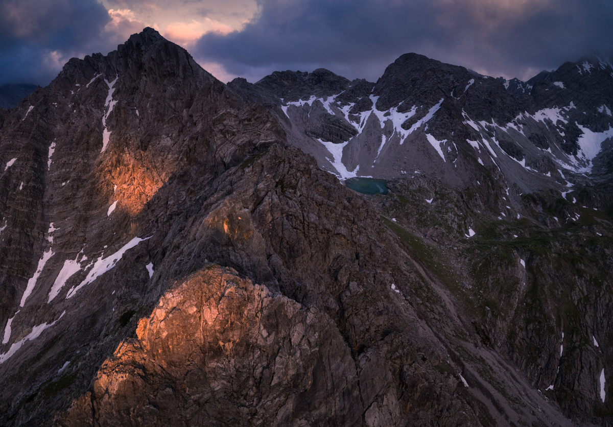 Lechtal, Schroffe Felstürme im letzten Licht, Bergsee und Alpenglühen - Landschaftsfotografie Tirol