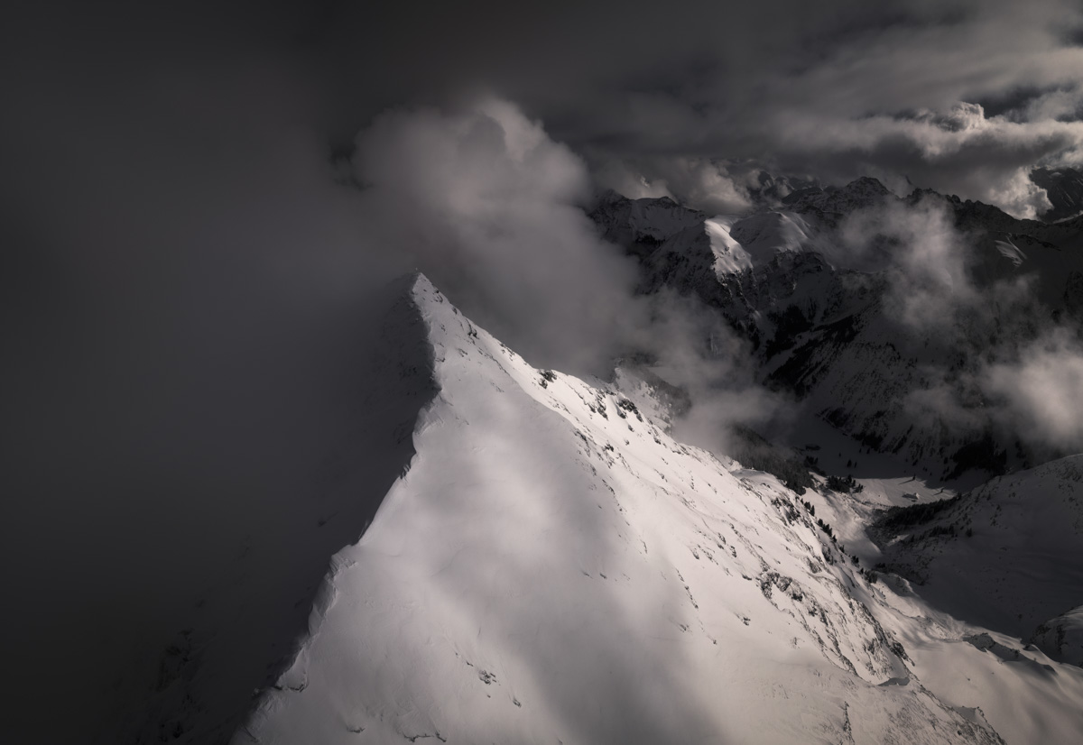 Giebel, Verschneiter Berggipfel ragt dramatisch aus Wolkennebel bei Hinterstein, Winter - Bergfotografie Allgäu