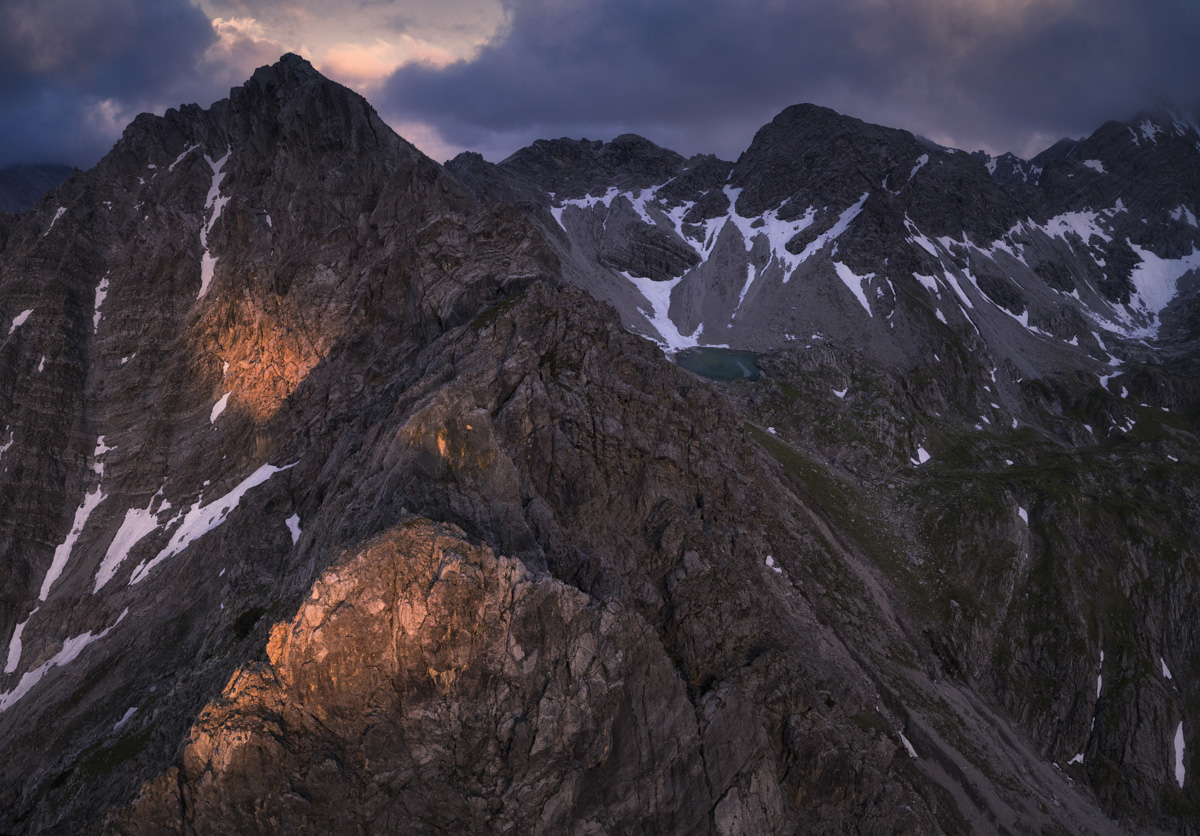 Lechtal, Schroffe Felsgipfel im letzten Abendlicht am Fernpass mit Bergsee, Sonnenuntergang - Bergfotografie Tirol