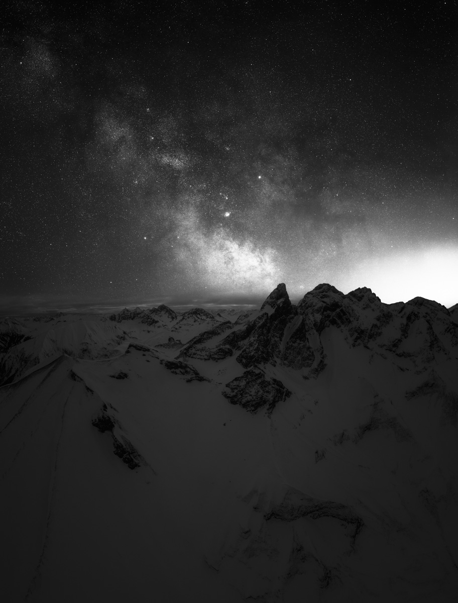 Trettach und Mädelegabel, Milchstraße über verschneiten Hochalpen bei Oberstdorf in Schwarz-Weiß, Winter - Astrofotografie