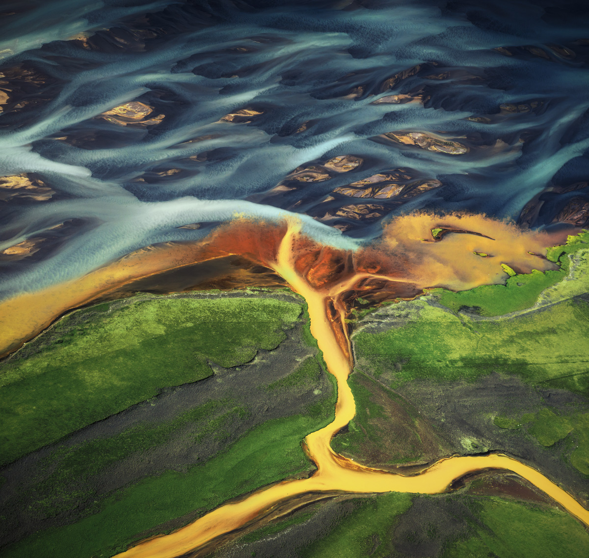 Eisenfluss trifft Gletscherdelta, Orange Strom durch grünes Moos ins blaue Geflecht, Farbenprächtig - Aerial Island