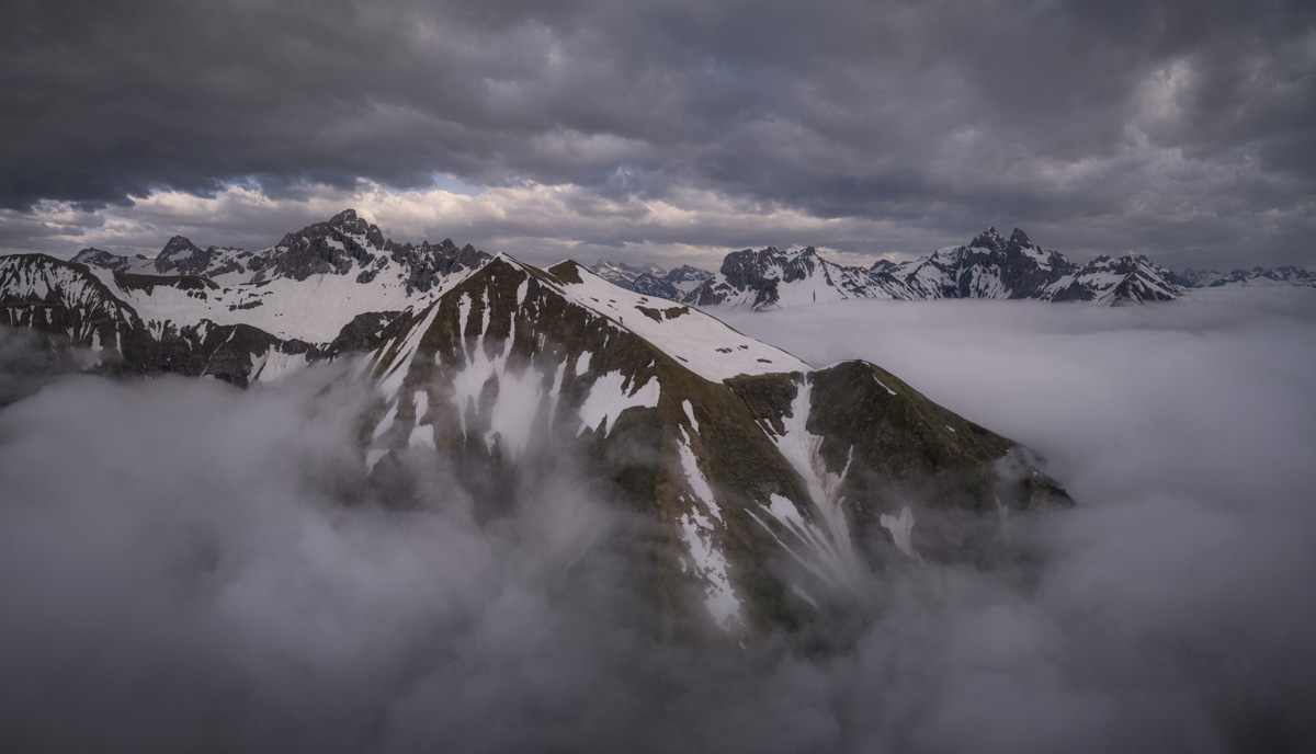 Krottenkopf und Höfats, Berggipfel ragen aus dramatischem Nebelmeer bei Oberstdorf, Frühling - Bergfotografie Allgäu