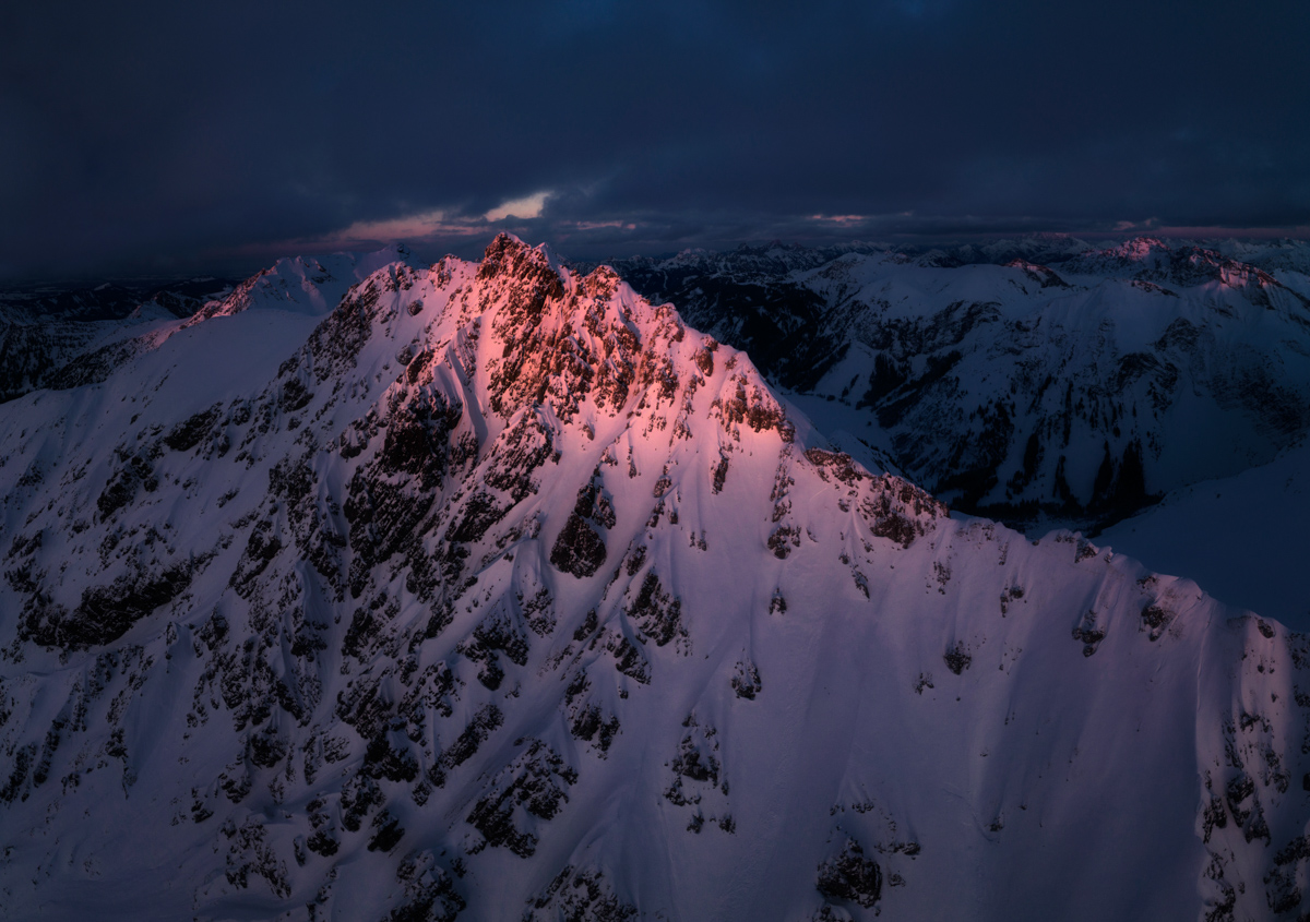 Hinterstein, Letztes Licht auf verschneitem Gipfel, Winterdämmerung - Landschaftsfotografie Allgäu