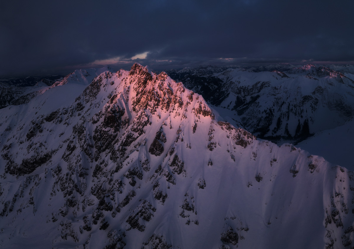 Giebel und Schneck, Rosa Alpenglühen auf verschneiten Felsgipfeln bei Hinterstein, Winter - Bergfotografie Allgäu
