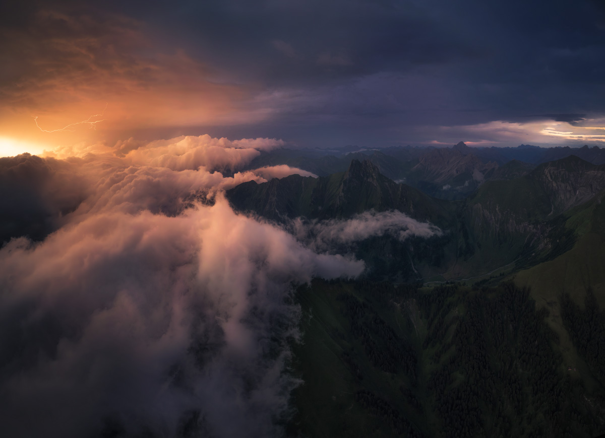 Oberstdorf, Sommergewitter mit Blitz über den Allgäuer Alpen, Dramatisches Wolkenspiel bei Sonnenuntergang
