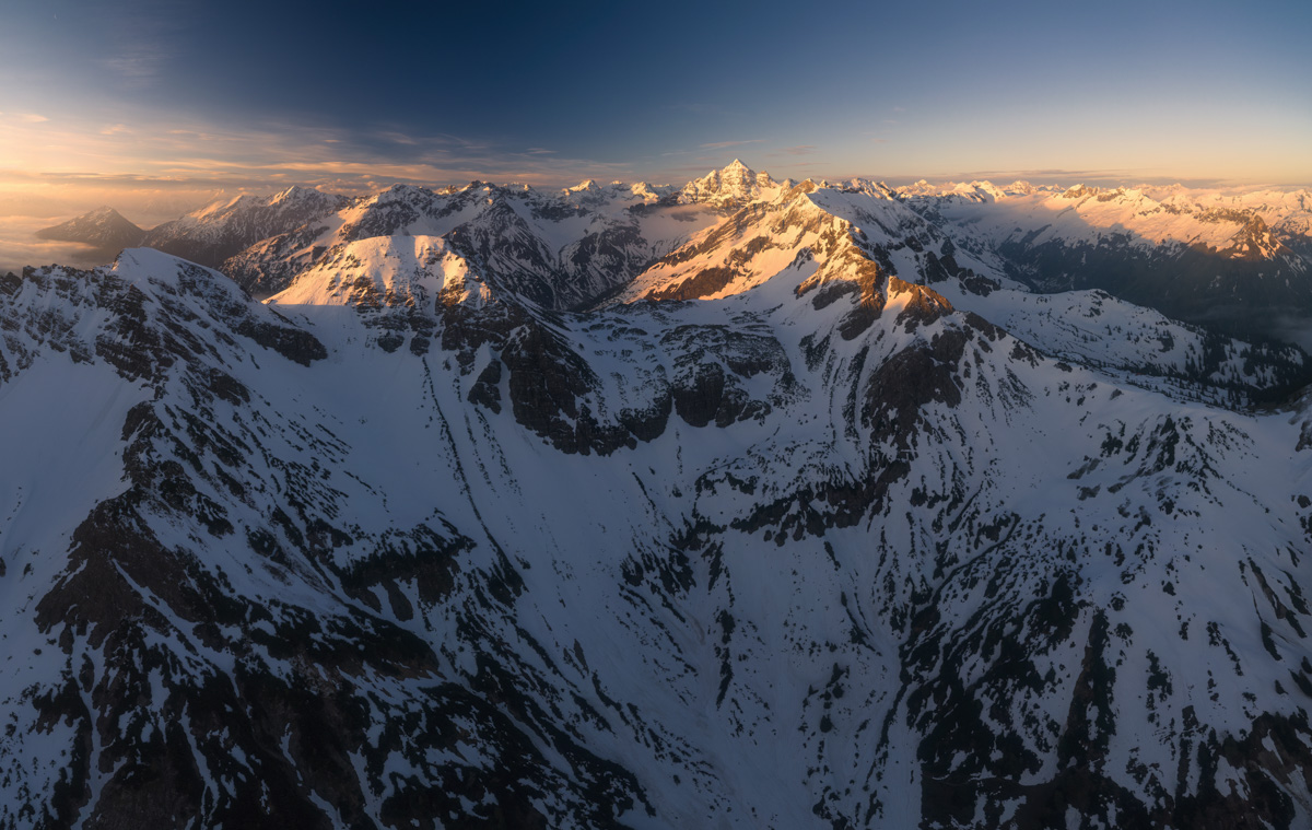 Giebel und Rauhorn, Verschneite Bergketten im goldenen Sonnenuntergang bei Hinterstein, Winter - Bergfotografie Allgäu