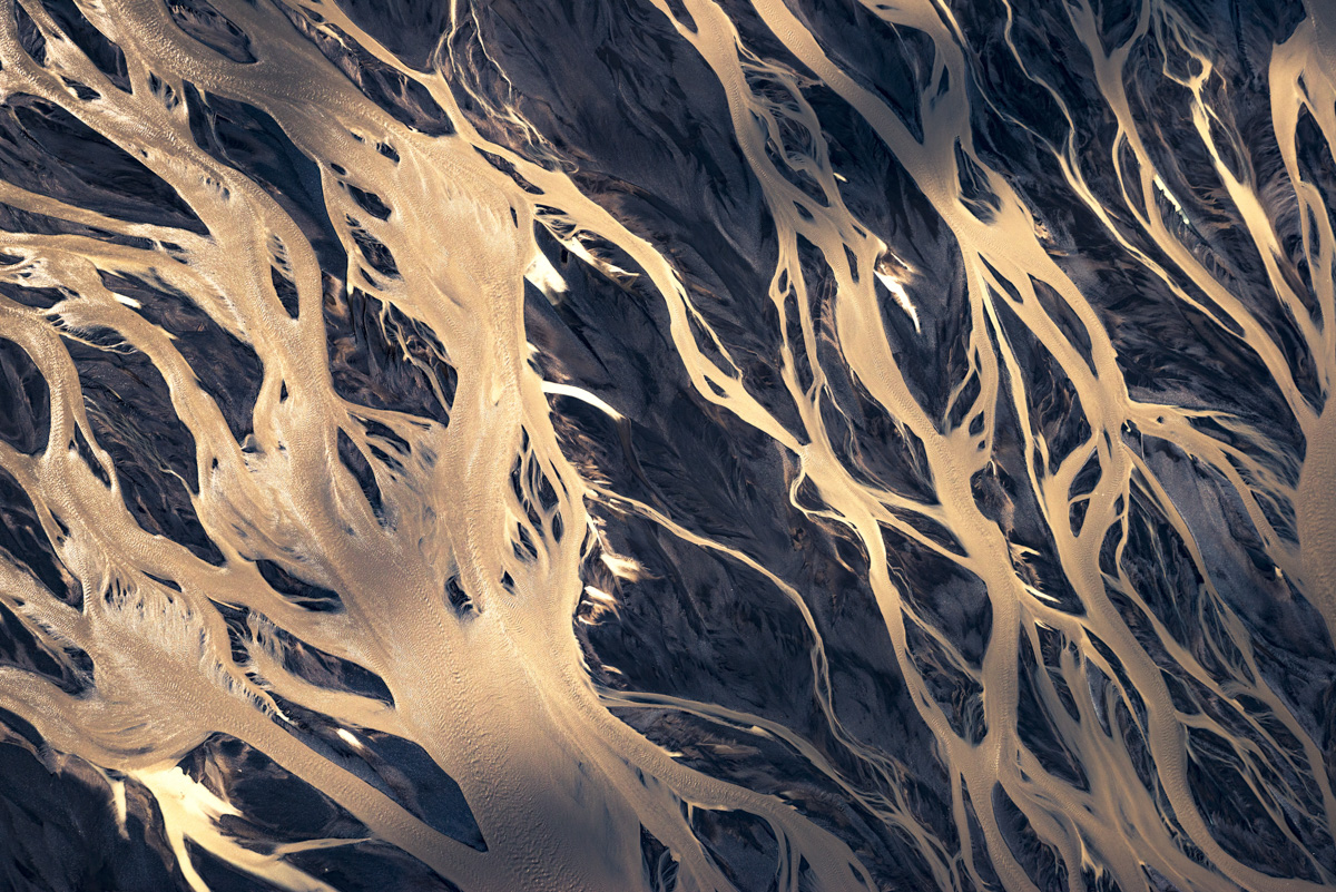 Goldene Flussadern, Verzweigte Gletscherströme auf dunklem Vulkansand, Grafisch - Abstrakte Aerial Fotografie Island